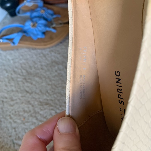 EUC Cream patterned flats size 8 - Picture 3 of 3